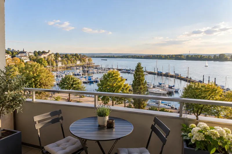 Blick vom Balkon auf den Schiersteiner Hafen und den Rhein