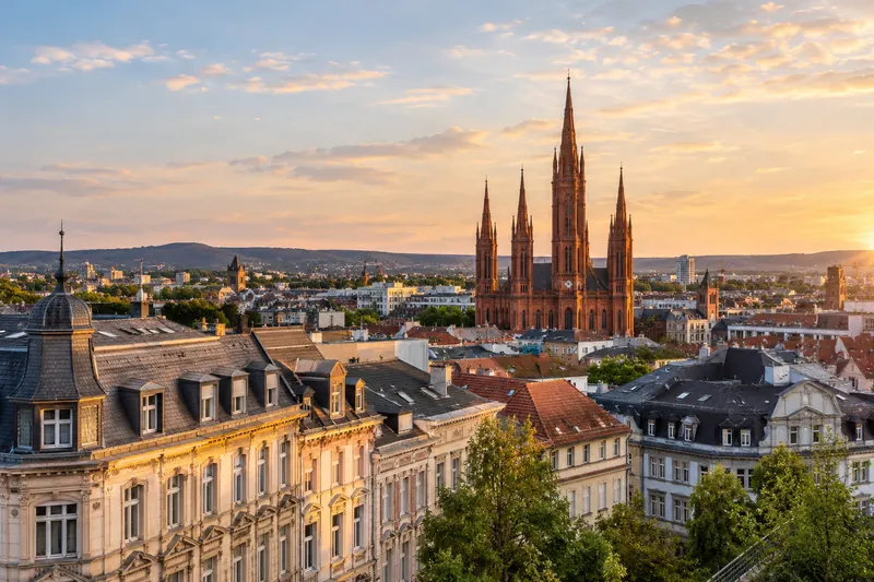 Blick über die Dächer der Wiesbadener Innenstadt auf die Marktkirche