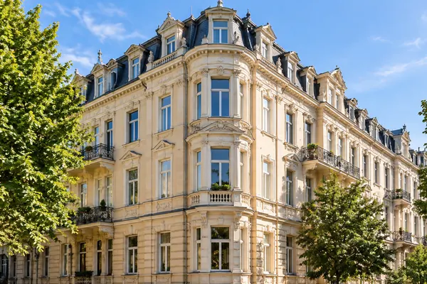 Gründerzeit-Eckhaus mit Erkern im Rheingauviertel